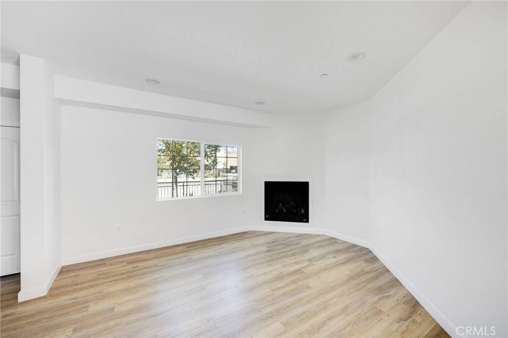 Sun Valley, CA 91352,9330 Sunland BLVD #4