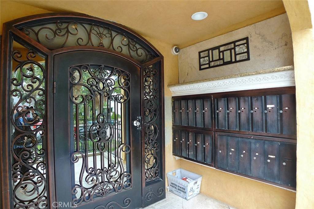 Los Angeles, CA 90068,2020 N Beachwood DR #210