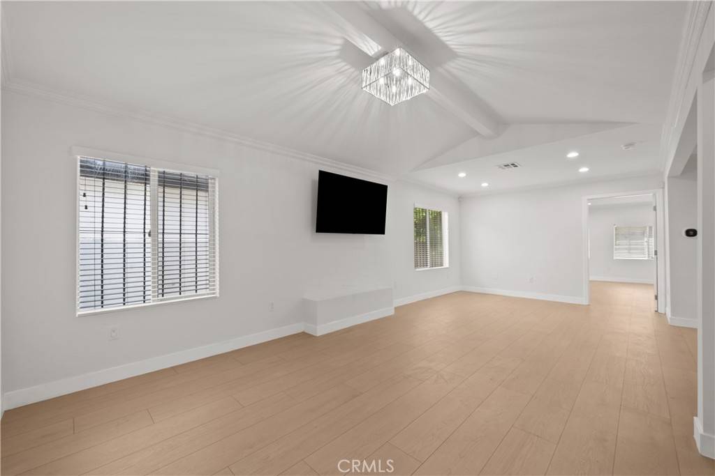 Sherman Oaks, CA 91403,5025 Noble AVE
