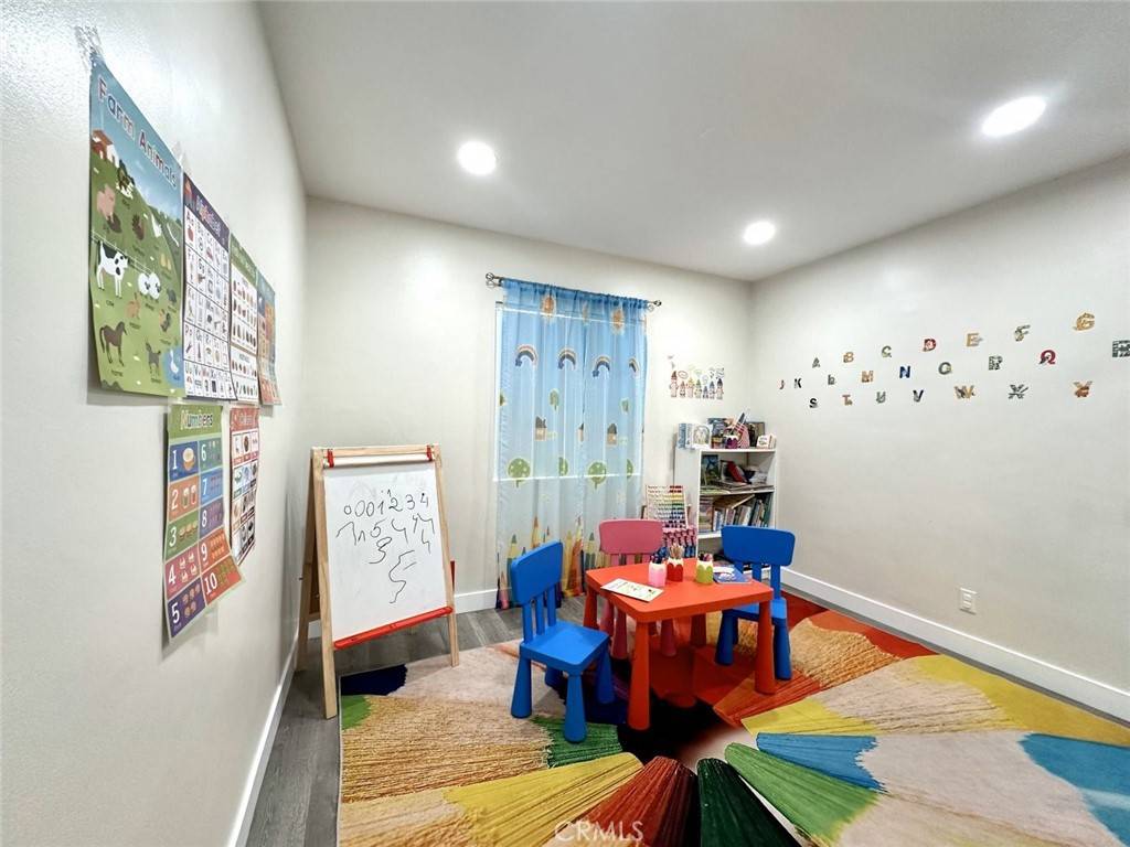 North Hollywood, CA 91605,8055 Troost AVE