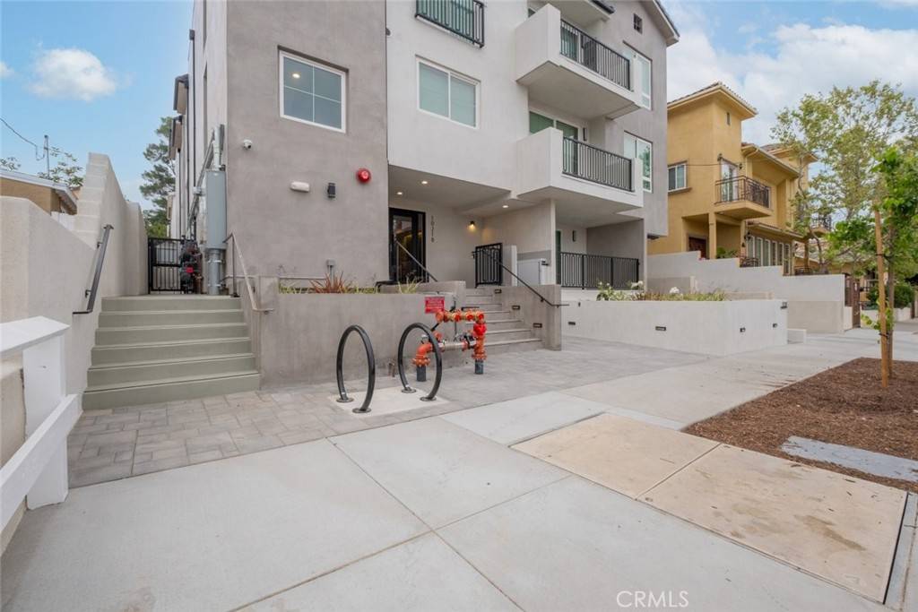 Tujunga, CA 91042,10218 Fernglen #204