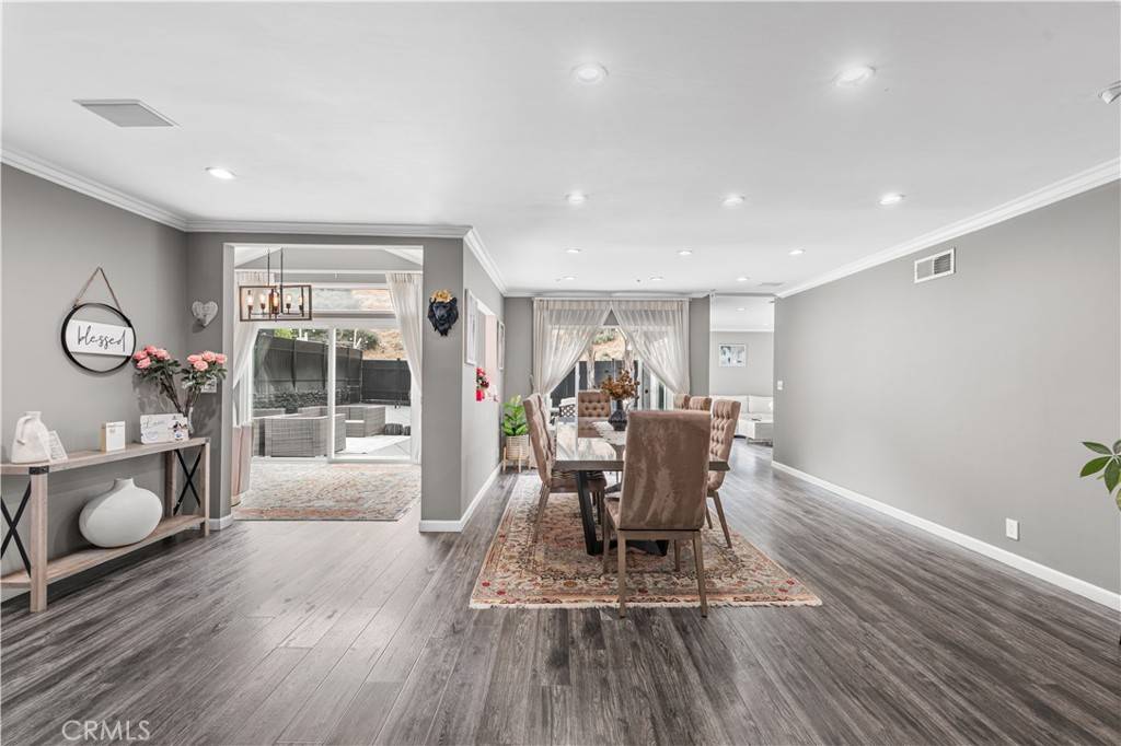 Sun Valley, CA 91352,10008 Roscoe BLVD