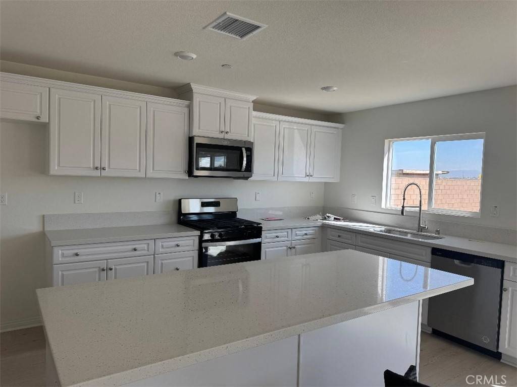 Victorville, CA 92392,13739 Emery ST