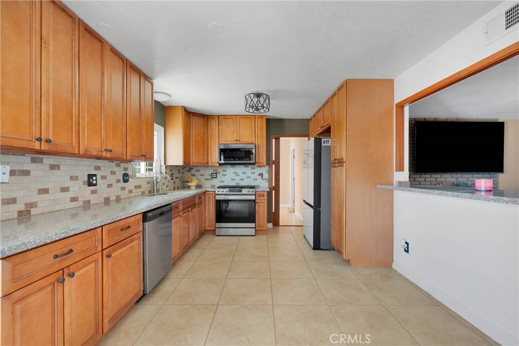 21947 Standing Rock AVE Apple Valley, CA 92307