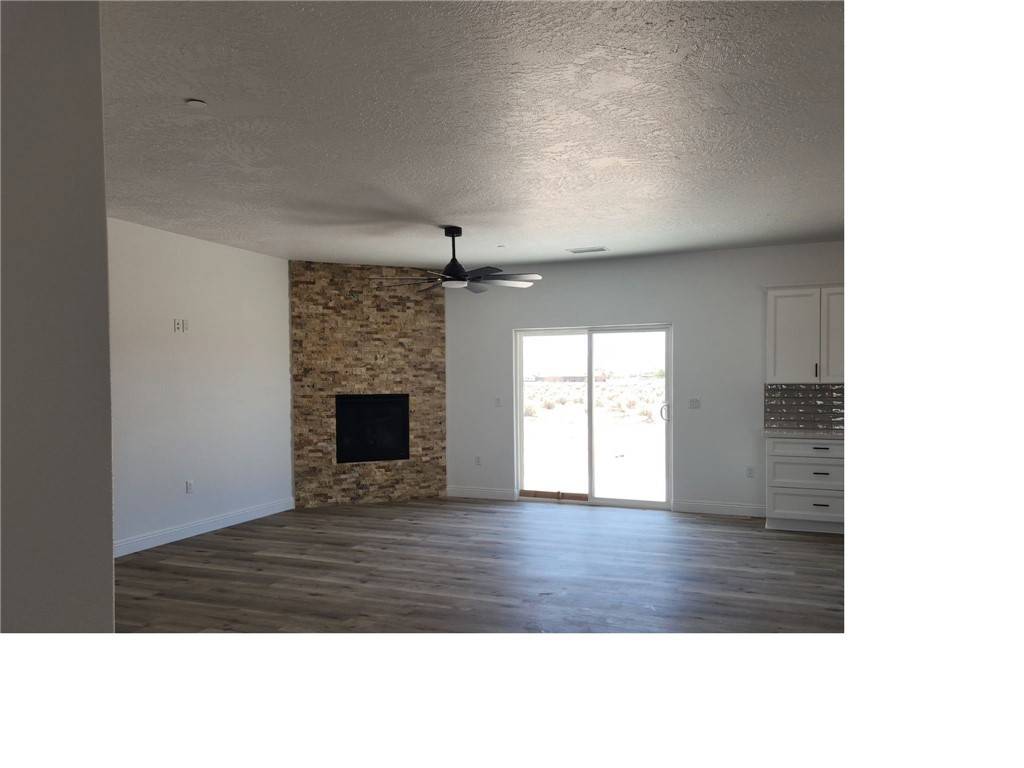 Apple Valley, CA 92307,21053 Huasna RD