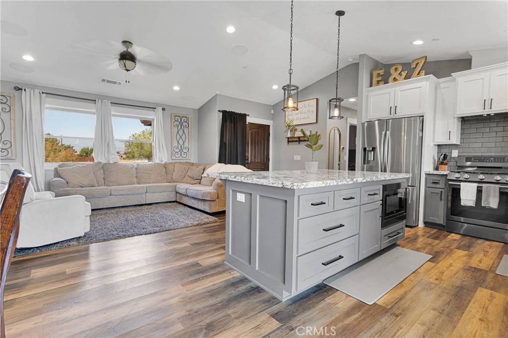 10727 Manhasset RD Apple Valley, CA 92308