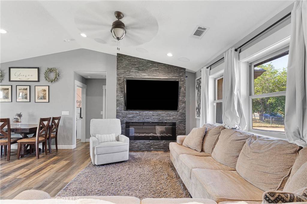 10727 Manhasset RD Apple Valley, CA 92308