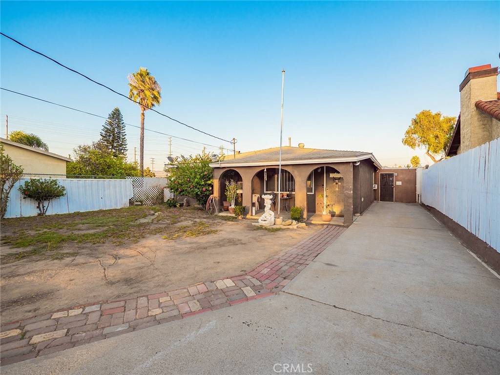 Corona, CA 92882,163 N Vicentia AVE