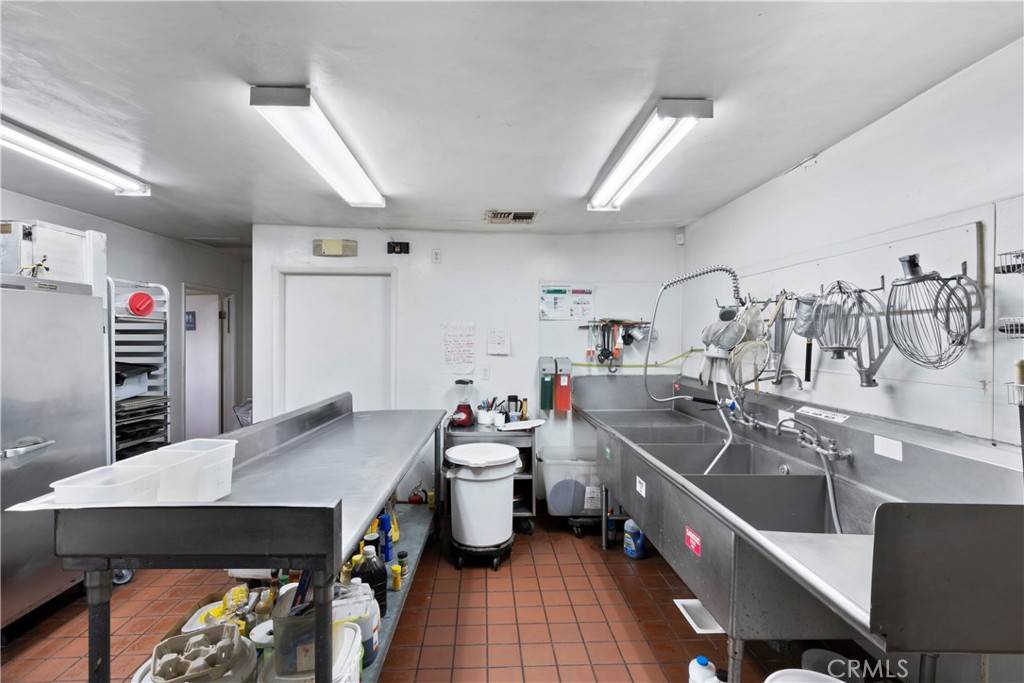 Fullerton, CA 92831,822 E Chapman AVE