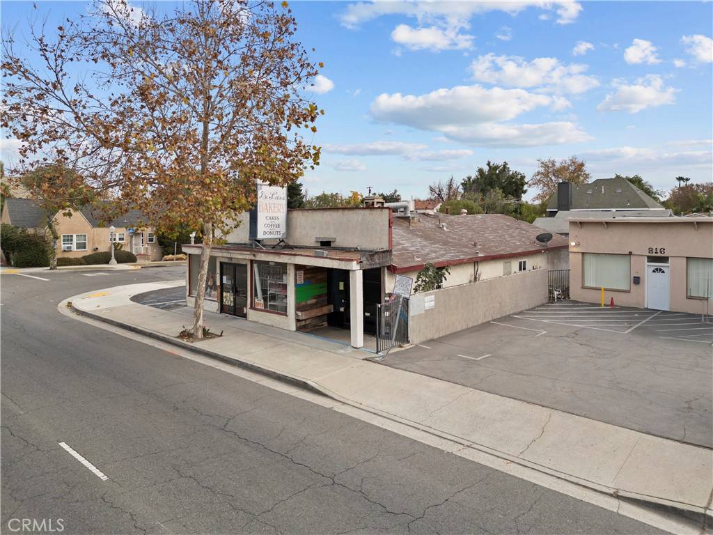 Fullerton, CA 92831,822 E Chapman AVE