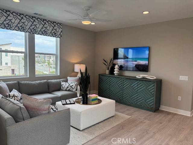Valencia, CA 91381,27334 Creekwood LN