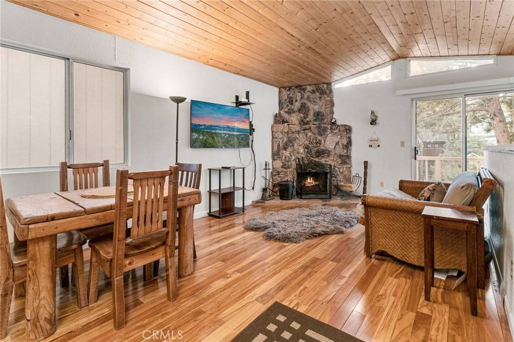 212 Vista LN Sugarloaf, CA 92386