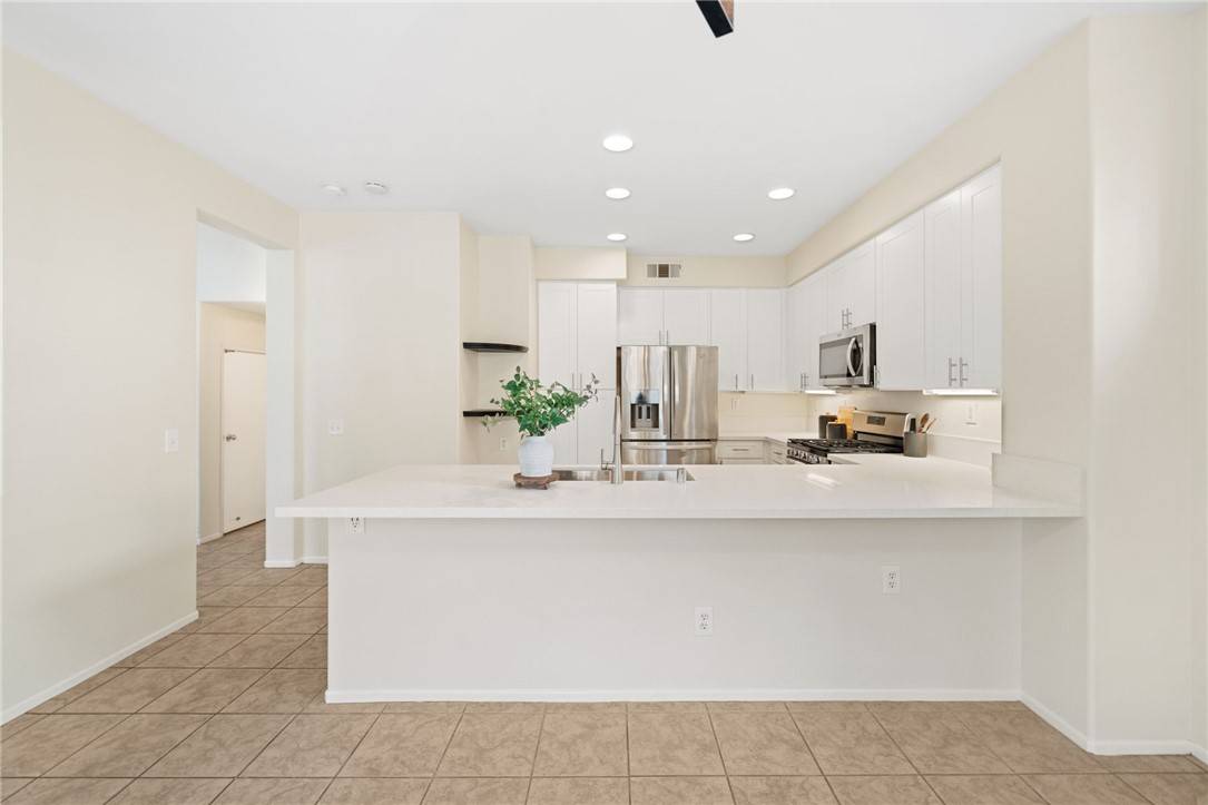 Temecula, CA 92592,32848 Naples CT