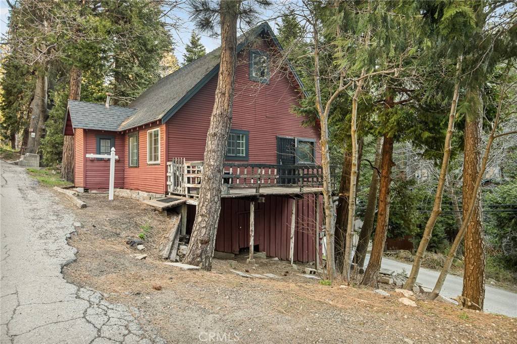 Lake Arrowhead, CA 92352,725 Golden DR