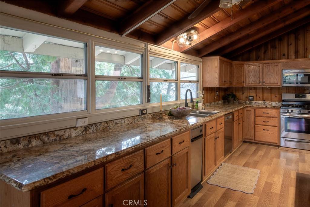 Crestline, CA 92325,23696 Manzanita DR