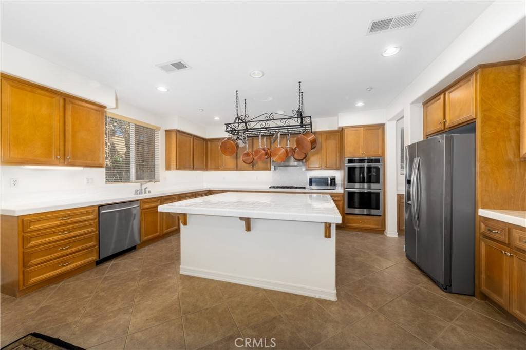 15686 Iron Spring LN Fontana, CA 92336