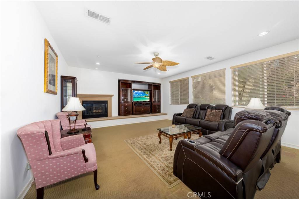 15686 Iron Spring LN Fontana, CA 92336