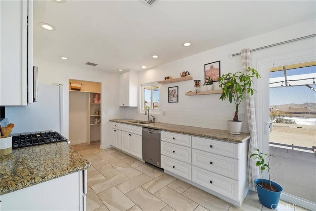 Joshua Tree, CA 92252,60390 Alta Mura DR