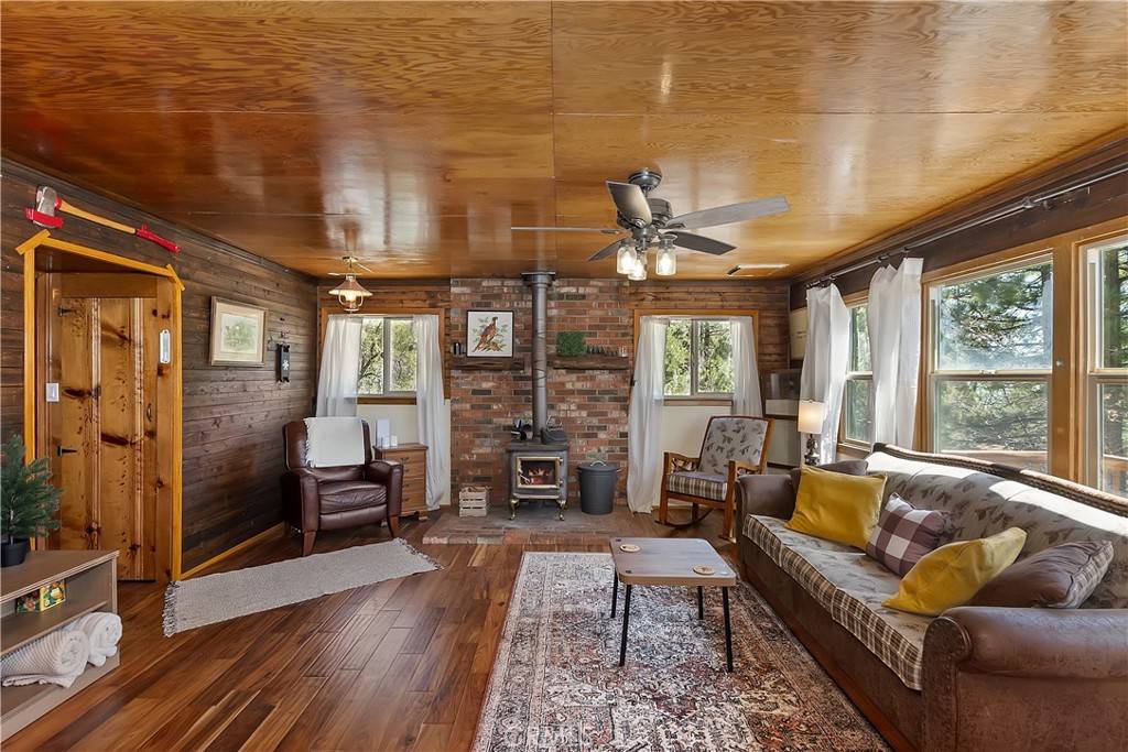 55 Lakeview TRL Fawnskin, CA 92333