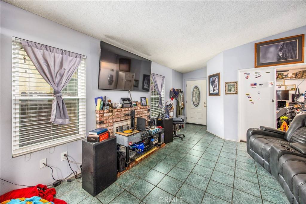 Colton, CA 92324,916 Award DR