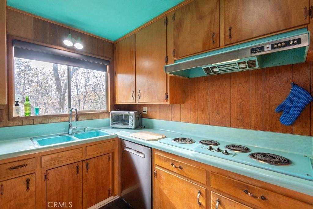 1050 Golden Rule LN Lake Arrowhead, CA 92352
