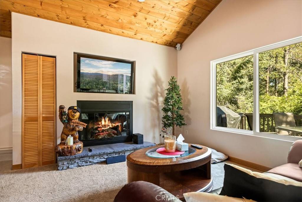 Crestline, CA 92325,1053 Lausanne DR