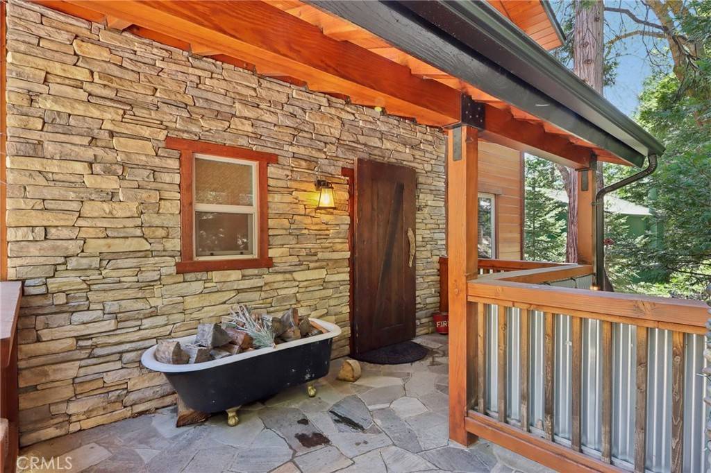 Twin Peaks, CA 92391,385 Iris DR
