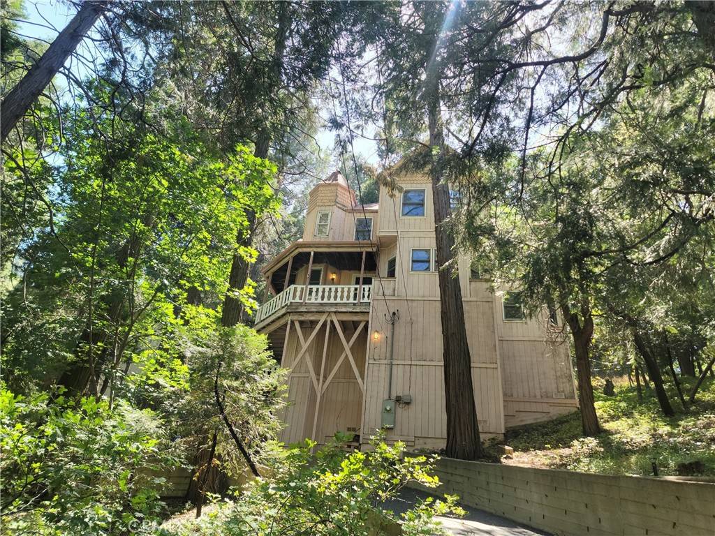 Crestline, CA 92325,24083 Cresta DR