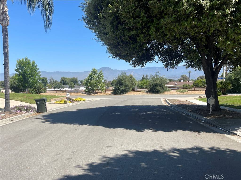 Redlands, CA 92374,1563 Powell LN