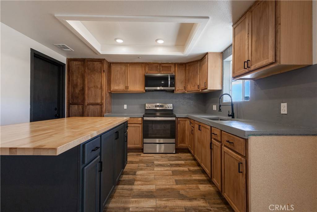 7415 La Mesa RD Phelan, CA 92371