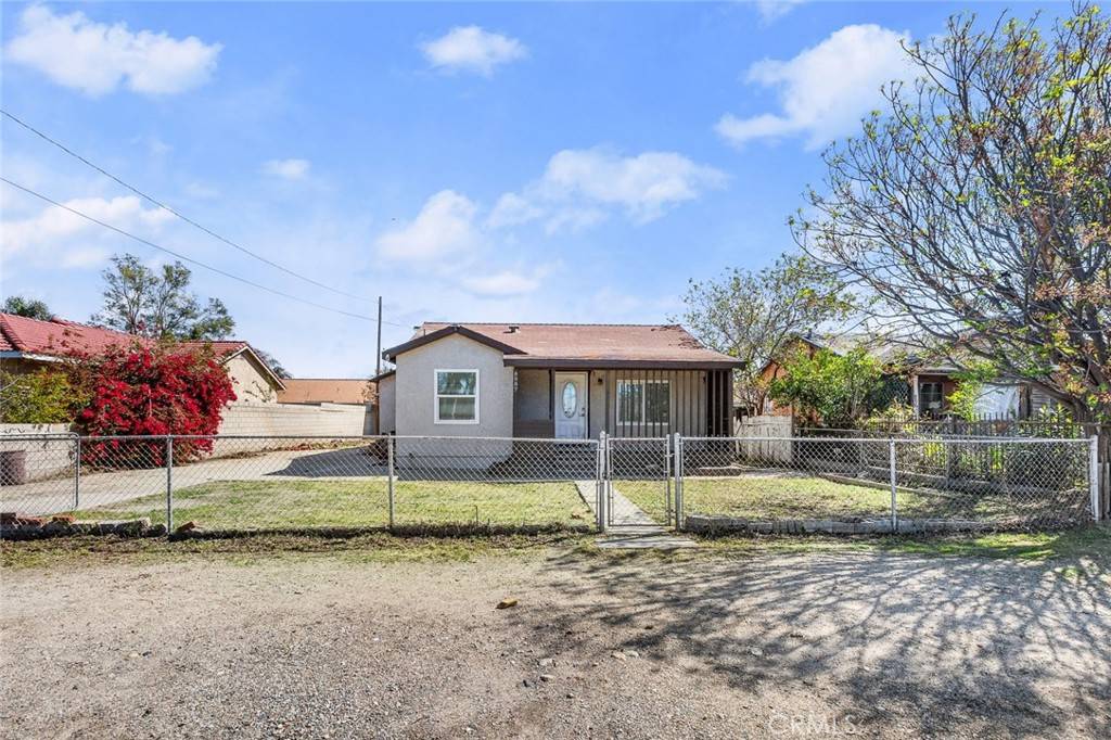 Fontana, CA 92335,8987 Beech AVE