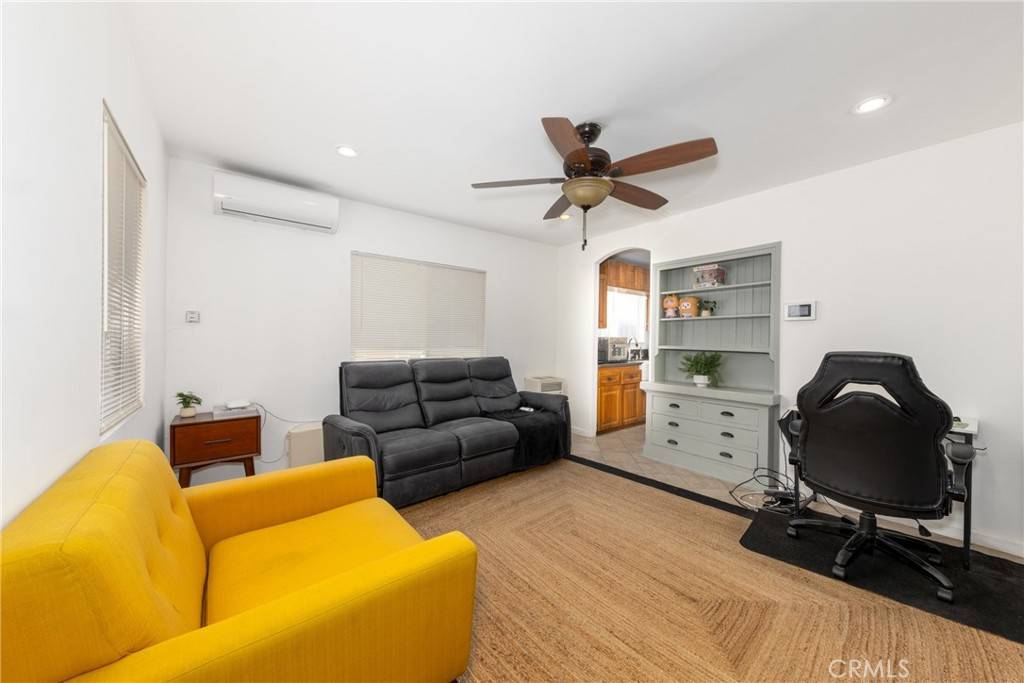 Long Beach, CA 90806,826 E Sunrise BLVD