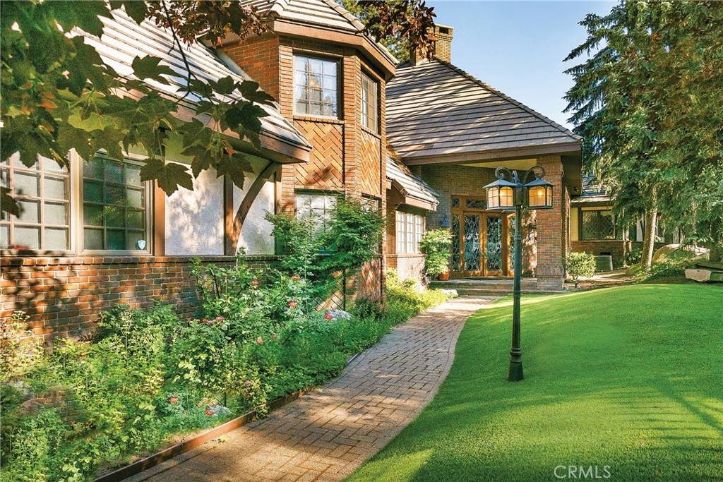 Lake Arrowhead, CA 92352,303 Lake Knoll DR