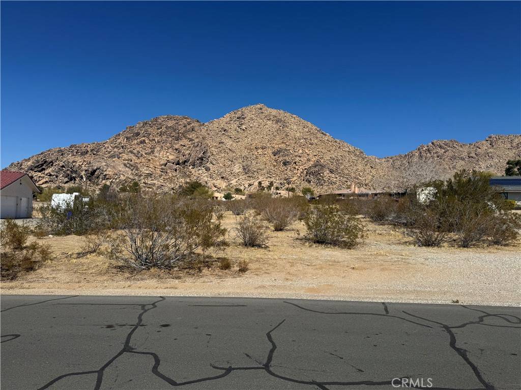 Apple Valley, CA 92307,23372 Taos RD