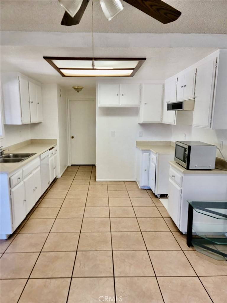 Apple Valley, CA 92308,12787 Algonquin RD