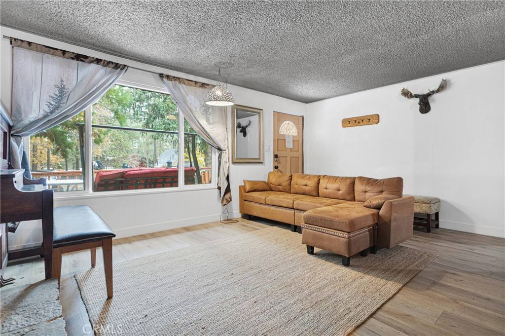 Big Bear, CA 92386,360 Maple LN