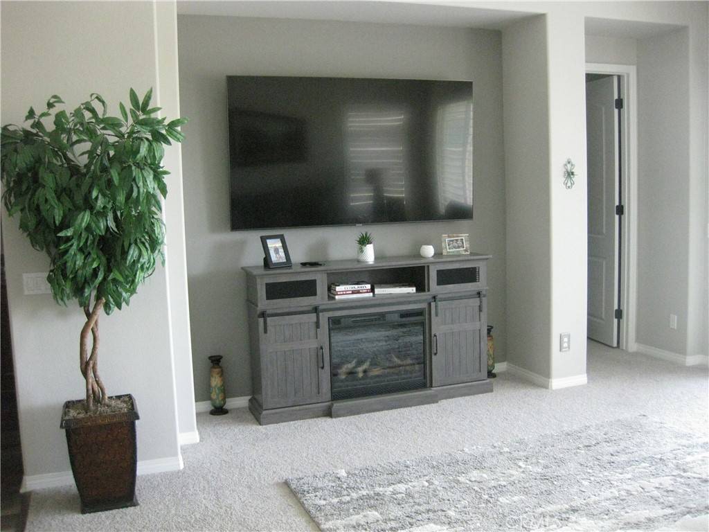 Rancho Mirage, CA 92270,82 Burgundy