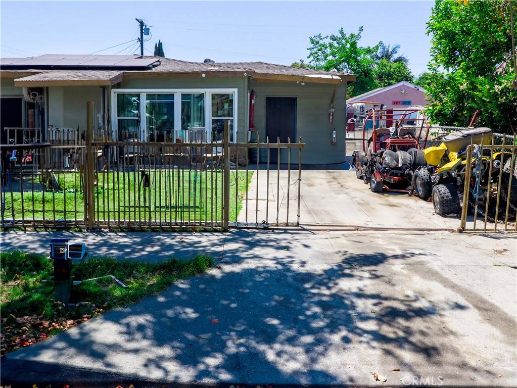 Compton, CA 90221,413 S Locust AVE