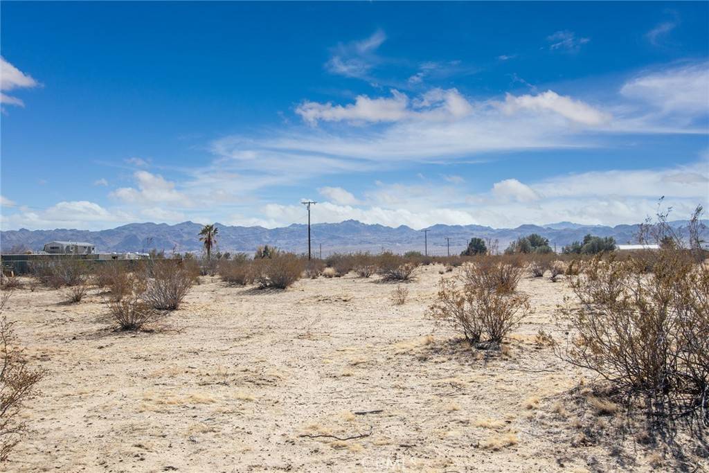 Joshua Tree, CA 92252,64475 Sun Mesa RD