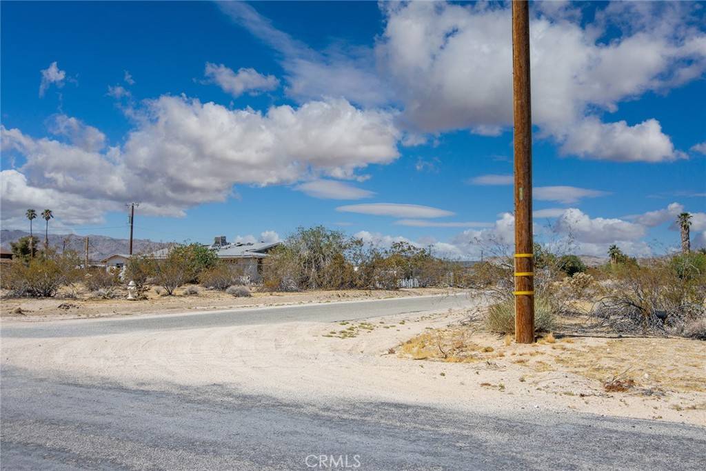 Joshua Tree, CA 92252,63541 Jadeite ST