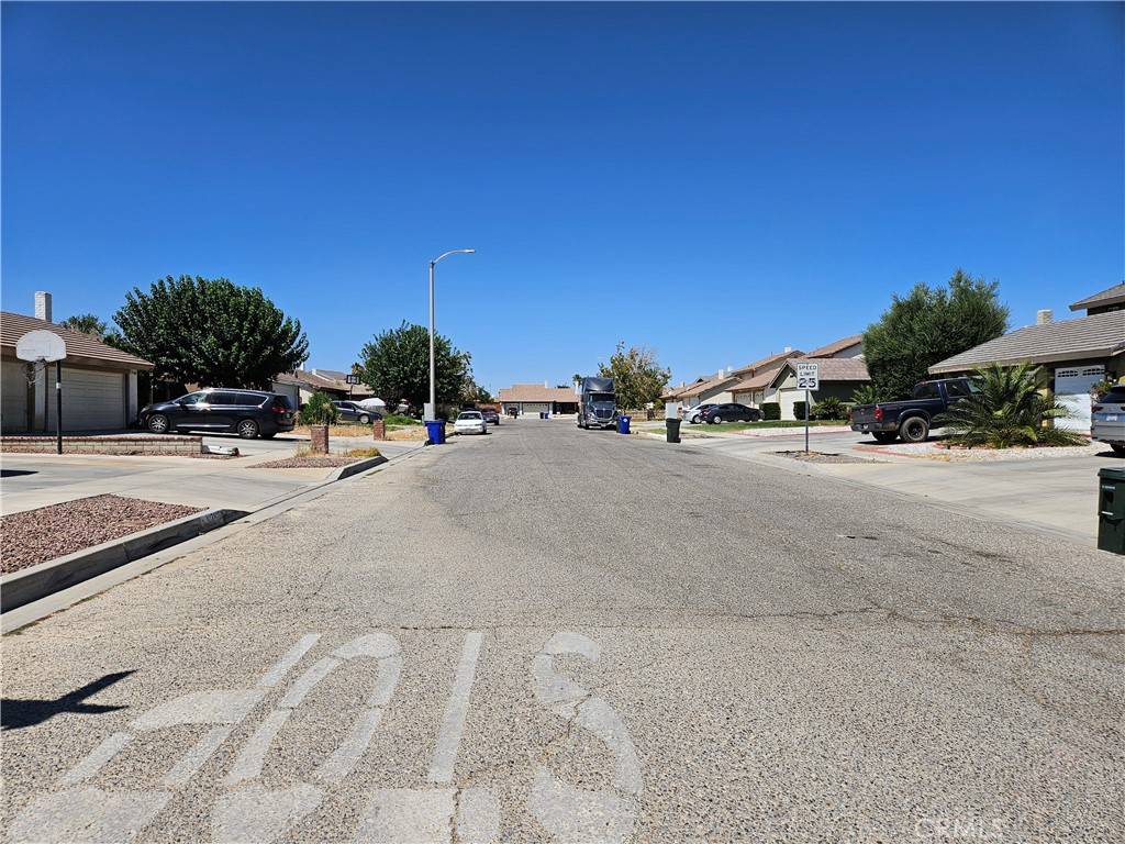 Adelanto, CA 92301,10736 Dove CT