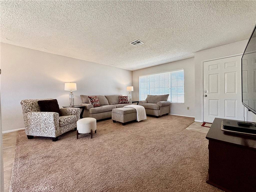 Joshua Tree, CA 92252,61947 Petunia DR