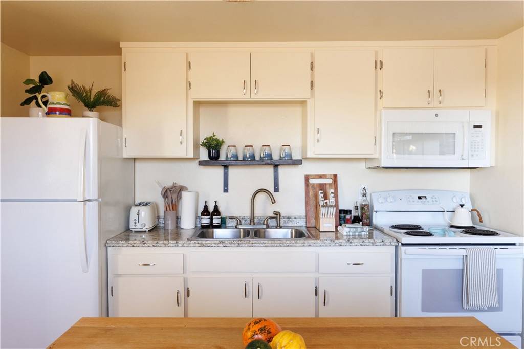Landers, CA 92285,970 Juniper RD