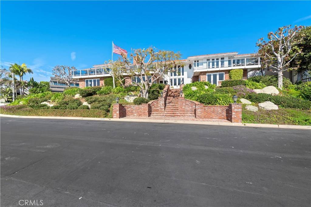 Laguna Beach, CA 92651,916 EMERALD BAY