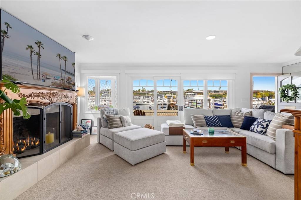 Newport Beach, CA 92662,125 E Bay Front