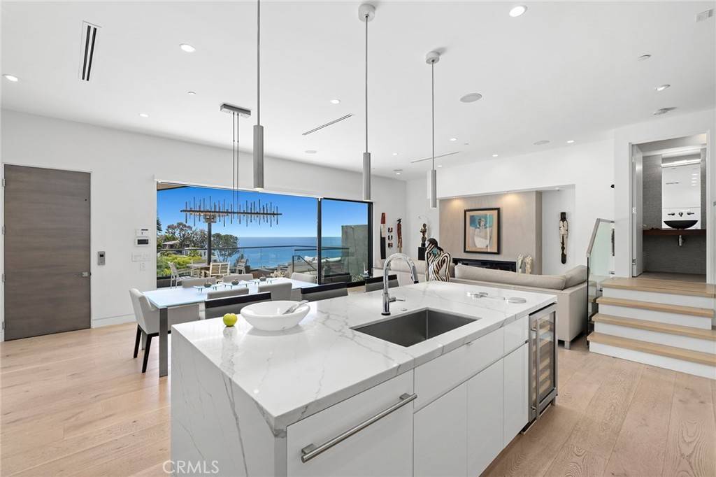 Laguna Beach, CA 92651,909 Summit Way