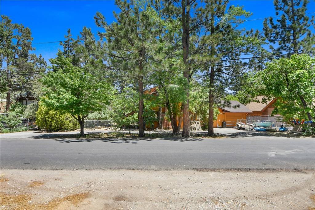 Sugarloaf, CA 92386,411 Pine LN