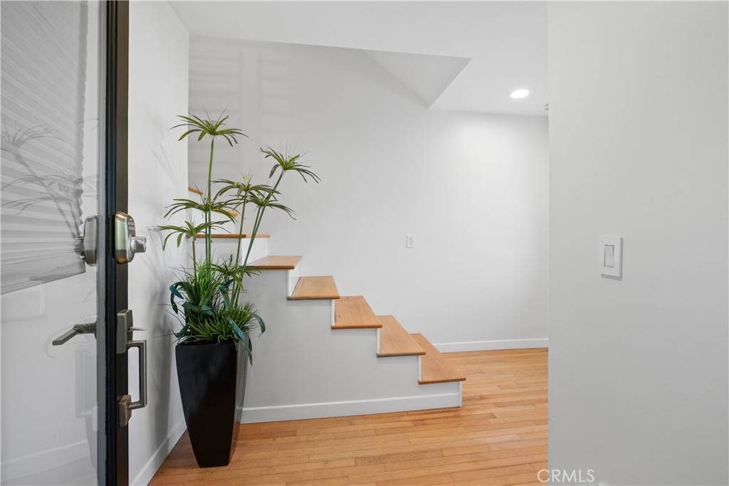 Laguna Beach, CA 92651,901 Summit DR