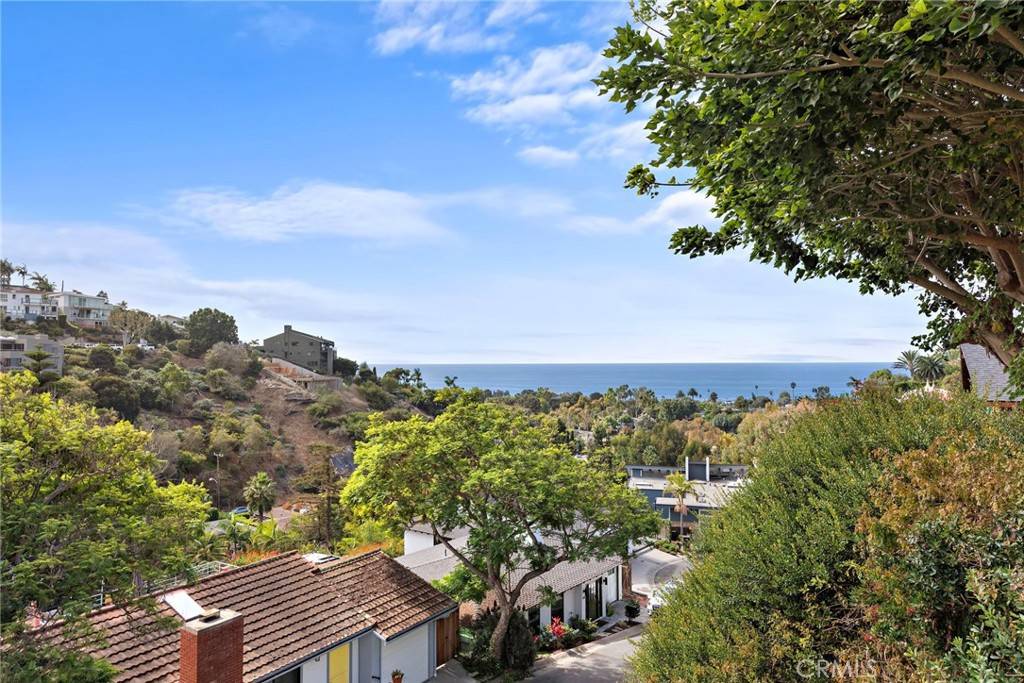 Laguna Beach, CA 92651,980 Meadowlark LN