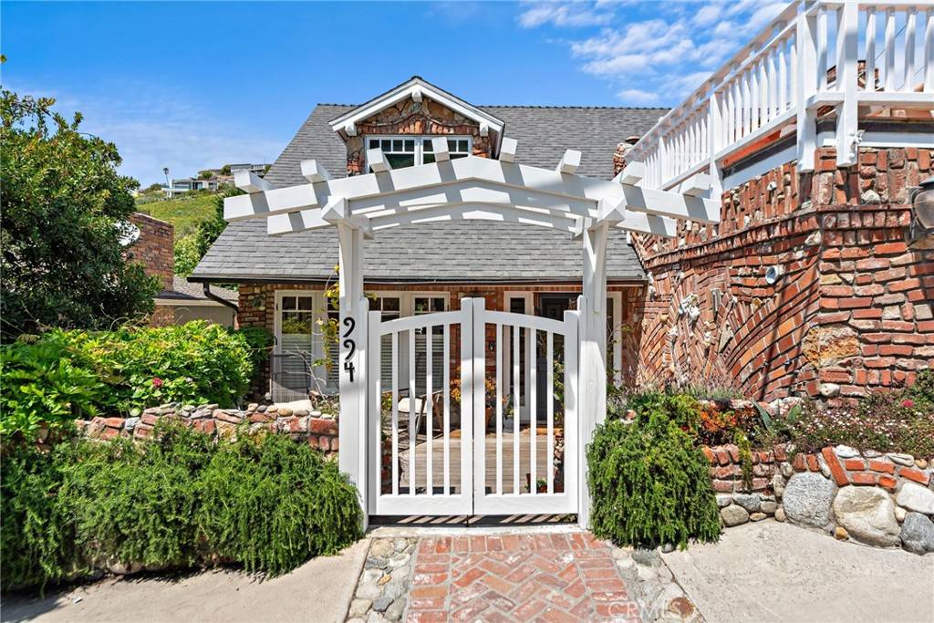 Laguna Beach, CA 92651,994 Bluebird Canyon DR